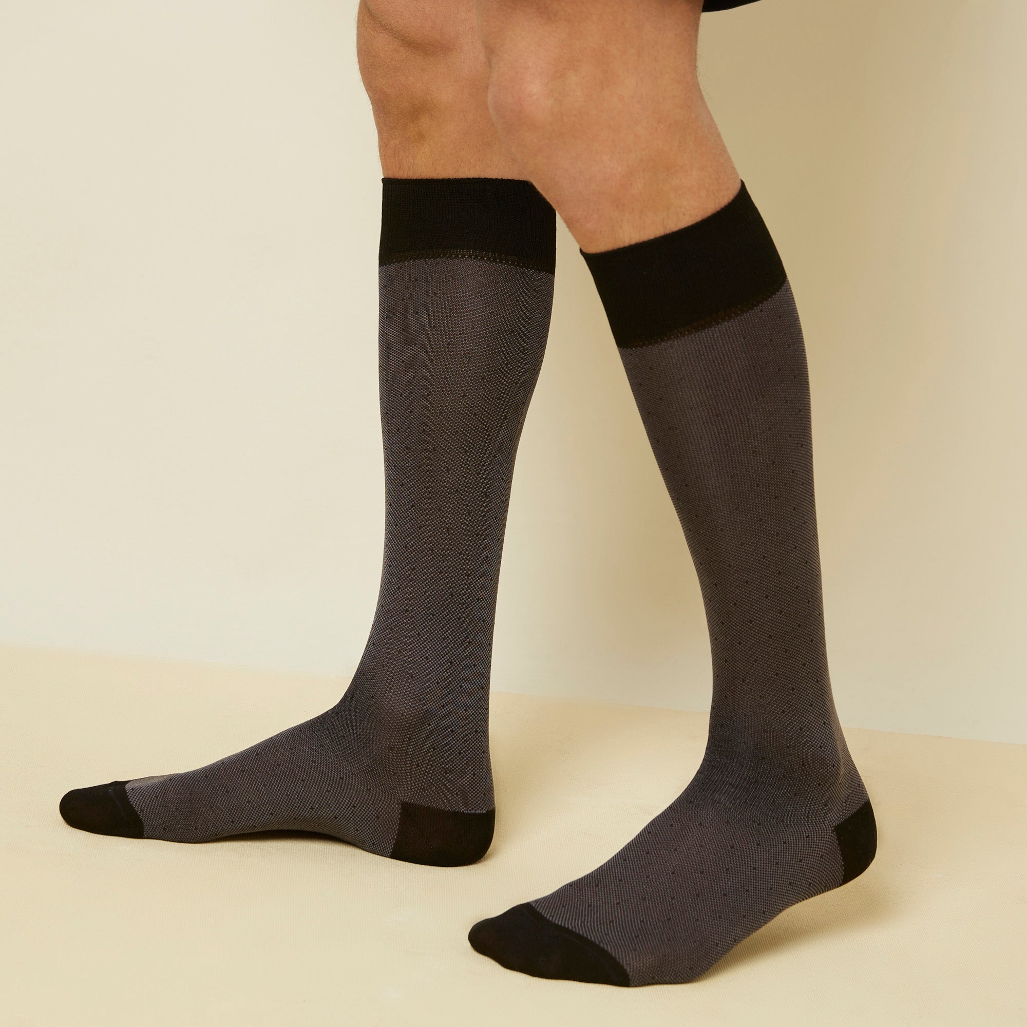 Calze lunghe grigie con piccolissimi pois - Daily